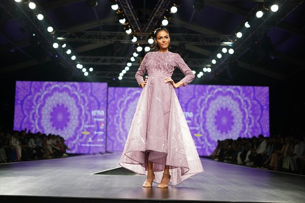 Comment les nouvelles couleurs influencent-elles les tendances mode féminine cette saison ?